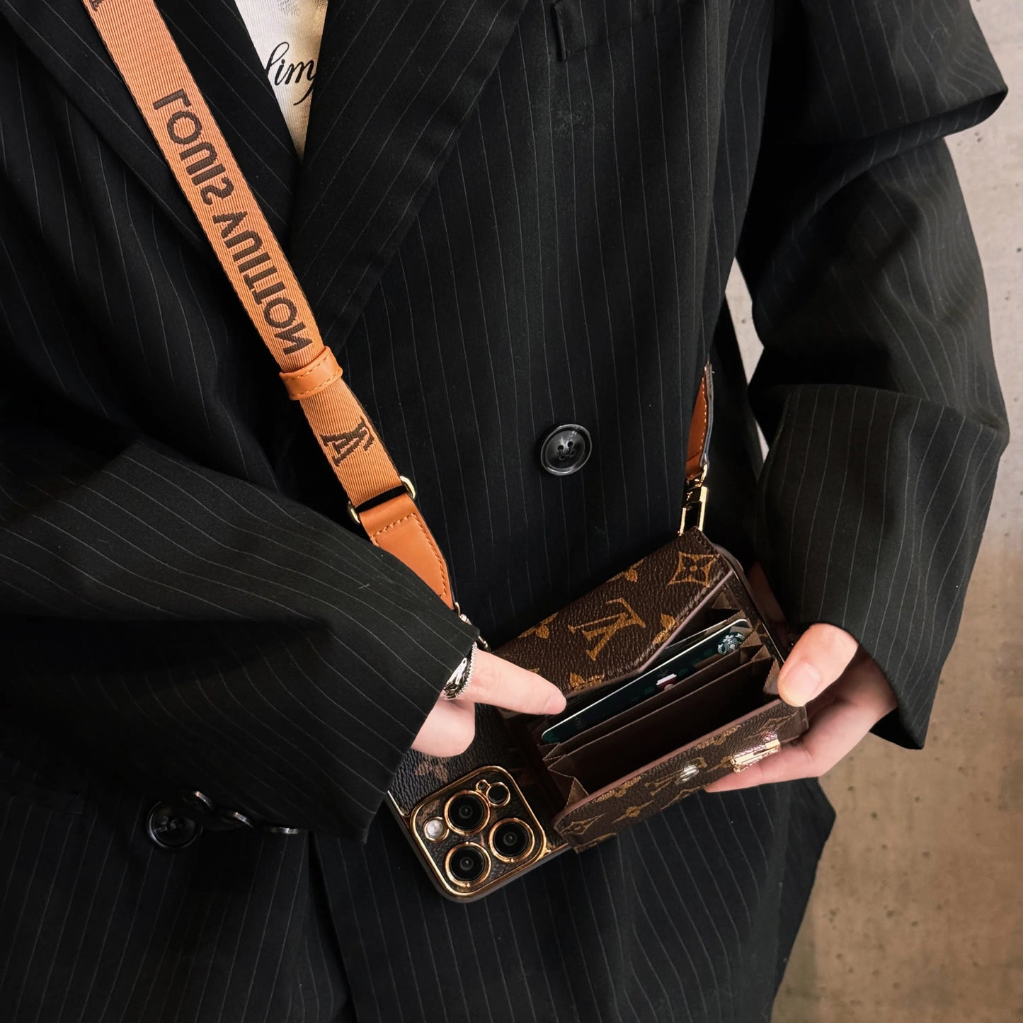 Premium Leather iPhone Case: Integrated Wallet & Detachable Strap