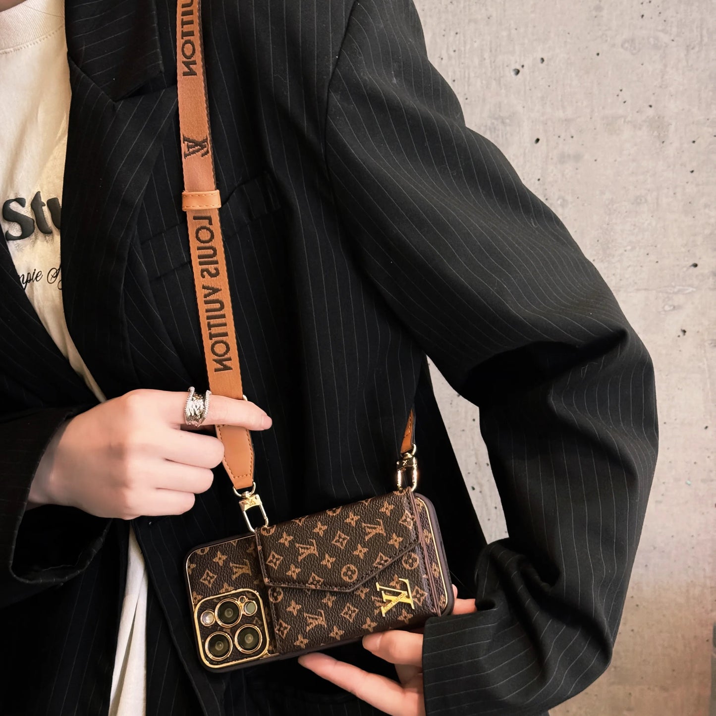 Premium Leather iPhone Case: Integrated Wallet & Detachable Strap